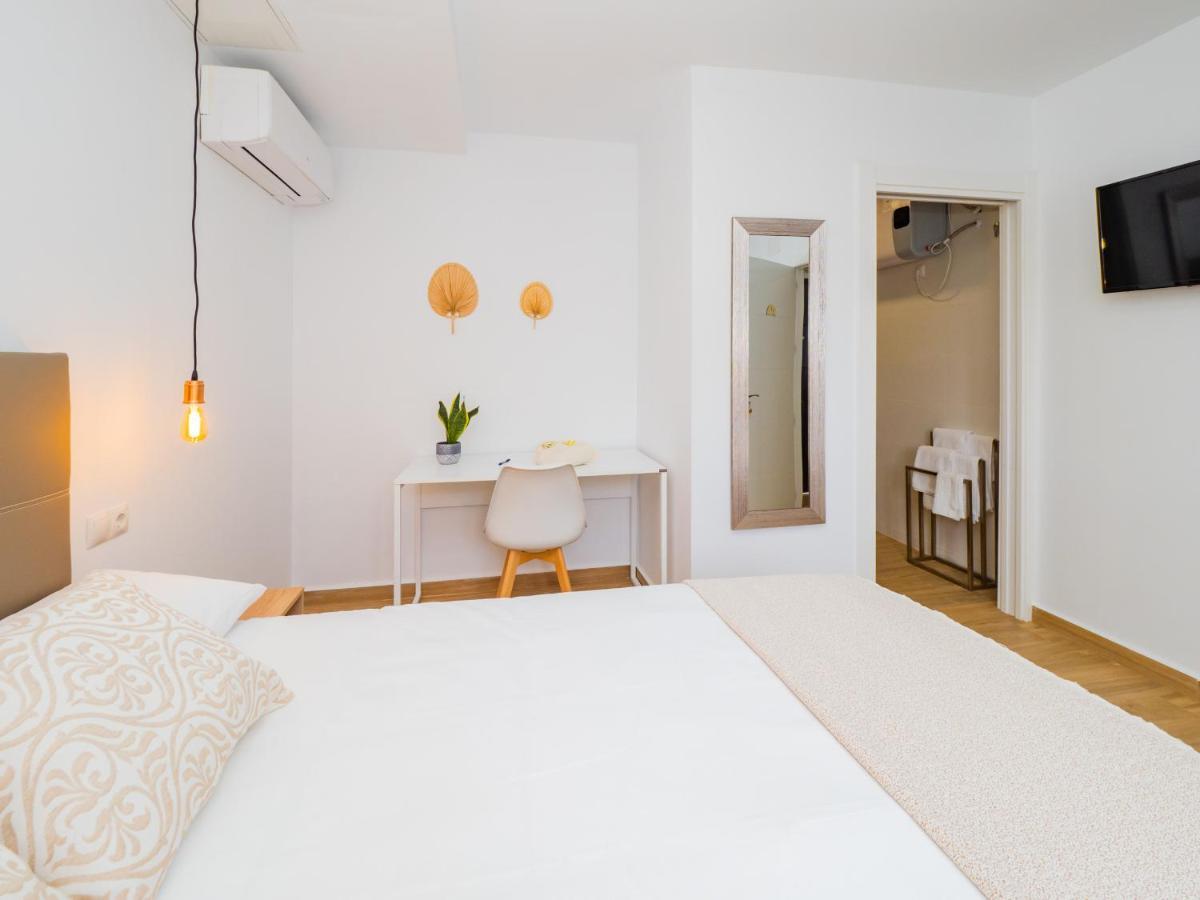 Cubo'S Hostal William'S Sunny 1 With Breakfast Торре-де-Бенагальбон Экстерьер фото
